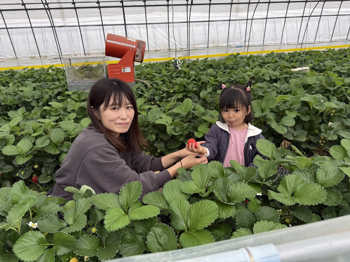 いちごを持つ子供